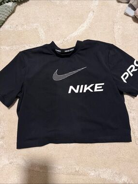 Nike Black and White Graphic Cropped Tee